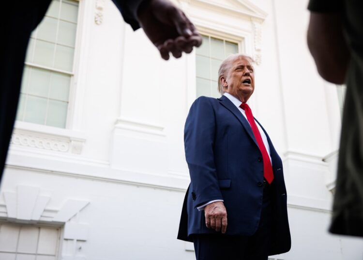 Trump pondrá banderas gigantes en jardines de la Casa Blanca