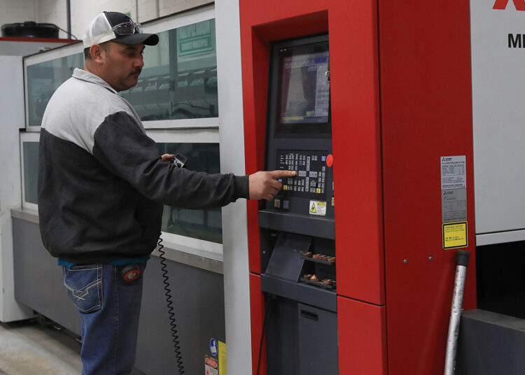 Actividad económica de México cae 0.7 %