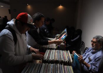 Pasión por los discos de vinilo en una feria que une a generaciones