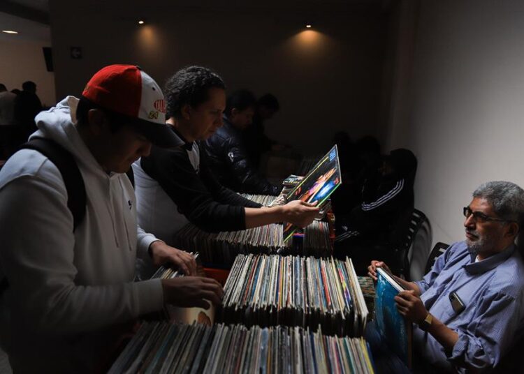 Pasión por los discos de vinilo en una feria que une a generaciones