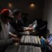 Pasión por los discos de vinilo en una feria que une a generaciones