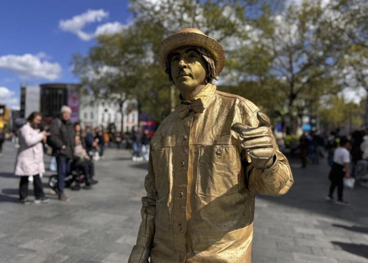 Londres declara guerra a artistas callejeros y elimina de sus plazas