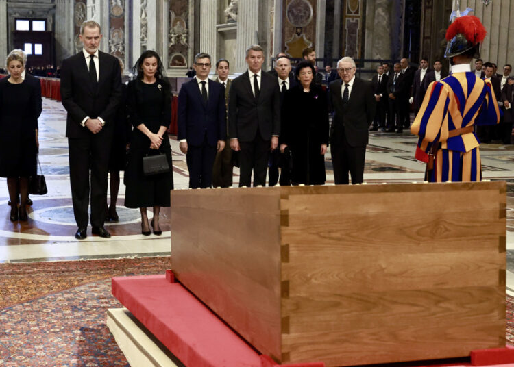 Reyes de España despiden al papa Francisco en un funeral
