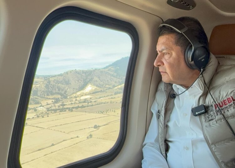 Por aire y por tierra gobernador Alejandro Armenta supervisa combate de incendios