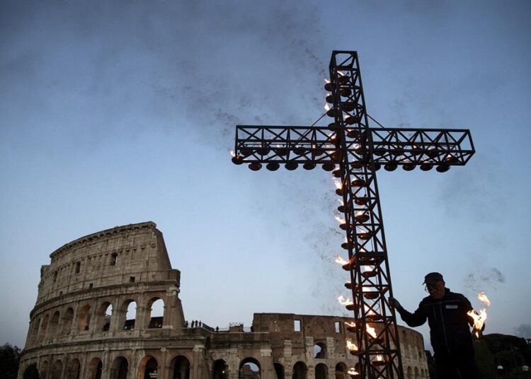 Meditaciones del papa guían el vía crucis en el Coliseo sin su presencia
