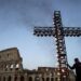 Meditaciones del papa guían el vía crucis en el Coliseo sin su presencia