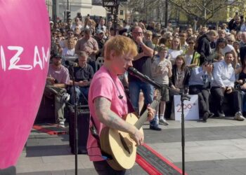 Ed Sheeran ofrece concierto sorpresa en Londres para ‘Azizam’