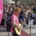 Ed Sheeran ofrece concierto sorpresa en Londres para ‘Azizam’