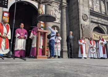 Más de 180 mil personas participan en la XXXIII Procesión de Viernes Santo