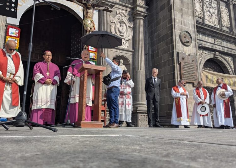 Más de 180 mil personas participan en la XXXIII Procesión de Viernes Santo