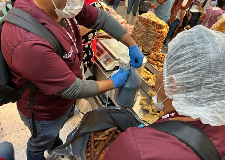 Decomisan 50 kilos de carne en mal estado en el Mercado Zapata