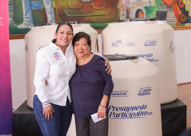 Mejora Lupita Cuautle condiciones de vida en San Andrés con entrega de tinacos