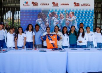 Comprometida con el deporte, Tonantzin Fernández encabeza firma de autógrafos con el Puebla Femenil