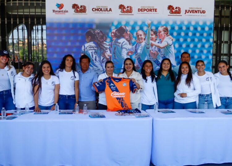 Comprometida con el deporte, Tonantzin Fernández encabeza firma de autógrafos con el Puebla Femenil