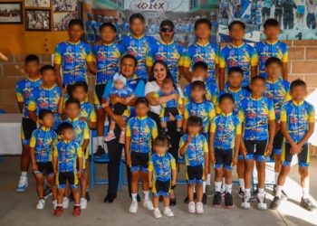 Tonantzin entrega uniformes a jóvenes promesas del ciclismo en Cuachayotla