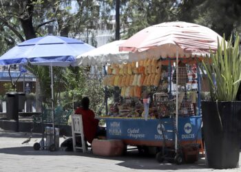 Ayuntamiento pide a informales no vender  chatarra en las afueras de las escuelas