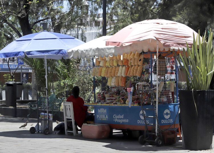 Ayuntamiento pide a informales no vender chatarra en las afueras de las escuelas