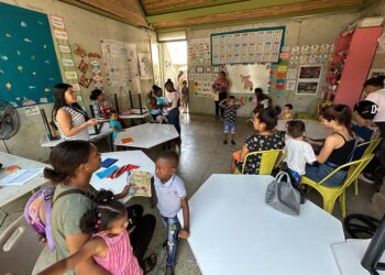 Maestros atienden a niños migrantes en el sur de México