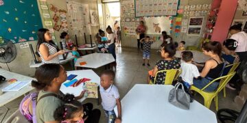 Maestros atienden a niños migrantes en el sur de México