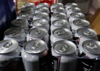 EE.UU. aplicará arancel del 25 % a latas de aluminio desde el viernes