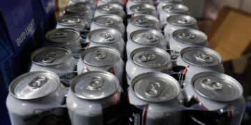 EE.UU. aplicará arancel del 25 % a latas de aluminio desde el viernes
