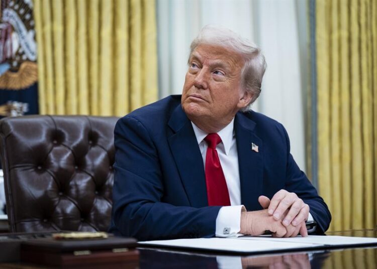 Trump insinúa aranceles a dispositivos y semiconductores