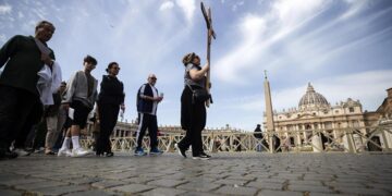 Luto en San Pedro por muerte del primer Papa latinoamericano
