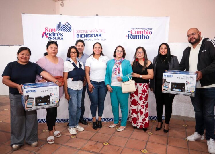 Lupita Cuautle fortalece a escuelas con equipo tecnológico