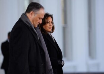 Trump despide al esposo de Kamala del Museo del Holocausto