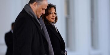 Trump despide al esposo de Kamala del Museo del Holocausto