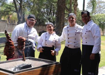 Estudiantes de gastronomía perfeccionan técnicas culinarias en clase magistral