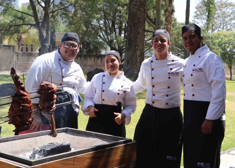 Estudiantes de gastronomía perfeccionan técnicas culinarias en clase magistral