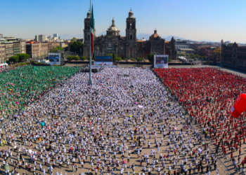 Sheinbaum encabeza clase nacional de boxeo en el Zócalo