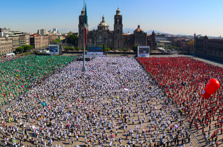 Sheinbaum encabeza clase nacional de boxeo en el Zócalo