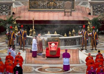 Vaticano analiza ampliar despedida de Francisco después de medianoche por la «alta afluencia» de fieles