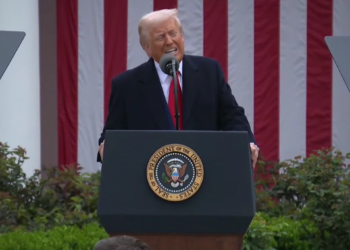 Trump impone un arancel global del 10 % y más gravámenes a algunos países