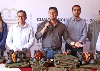 Omar Muñoz entrega uniformes al personal del Servicio de Recolección de Residuos