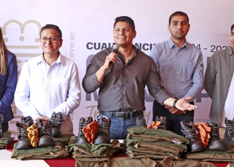 Omar Muñoz entrega uniformes al personal del Servicio de Recolección de Residuos