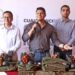 Omar Muñoz entrega uniformes al personal del Servicio de Recolección de Residuos