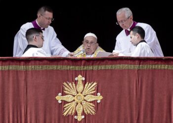 El papa reaparece para bendición Urbi et Orbi