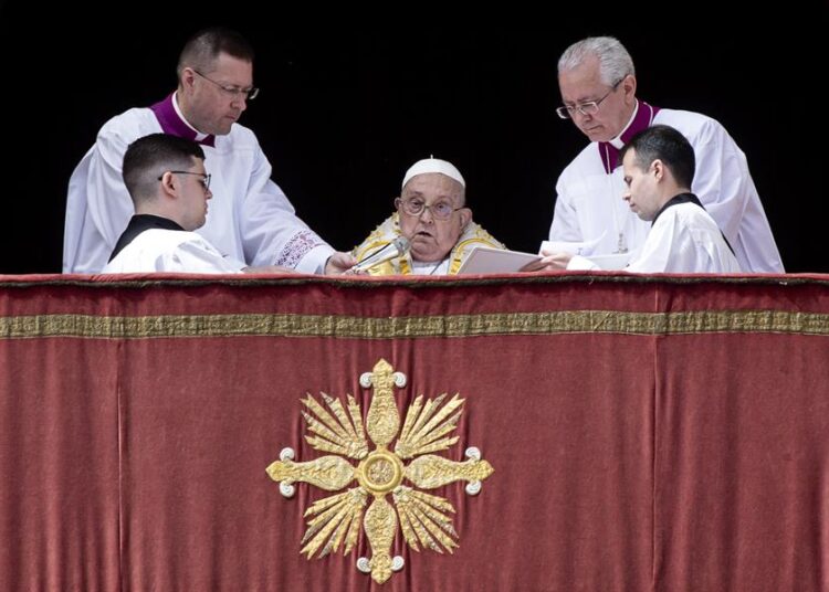El papa reaparece para bendición Urbi et Orbi