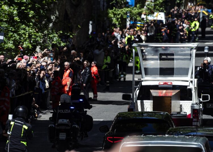 Roma brinda a Francisco un adiós multitudinario en su último viaje