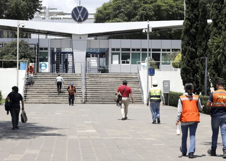 Descartan salida de plantas automotrices por aranceles