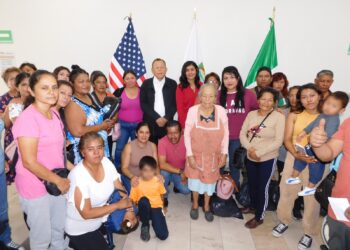Gobierno entrega apoyos alimenticios a familias de migrantes poblanos