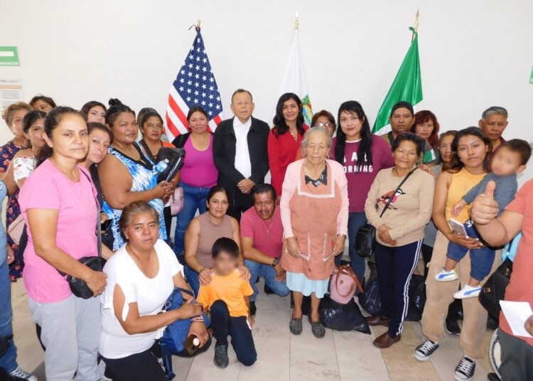 Gobierno entrega apoyos alimenticios a familias de migrantes poblanos