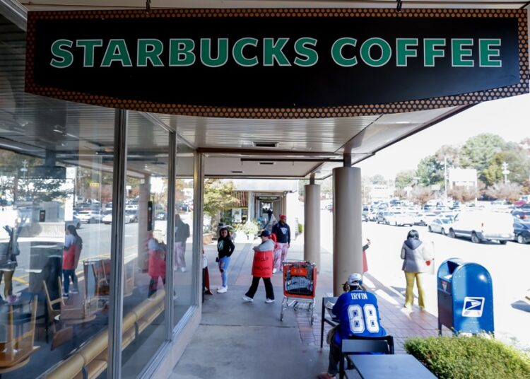 Trabajadores de Starbucks protestan por código de vestimenta
