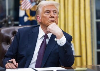 Trump analiza retirar $3,000 millones en subsidios a Harvard