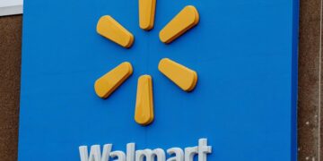 Trump critica a Walmart por alza de precios por aranceles