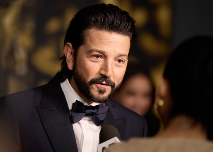 Diego Luna defiende ver películas en los cines