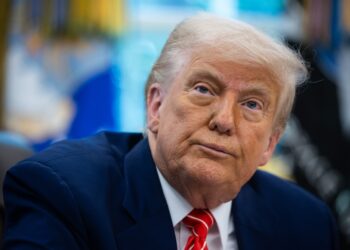 PBS demanda a Trump por recortarle la financiación federal